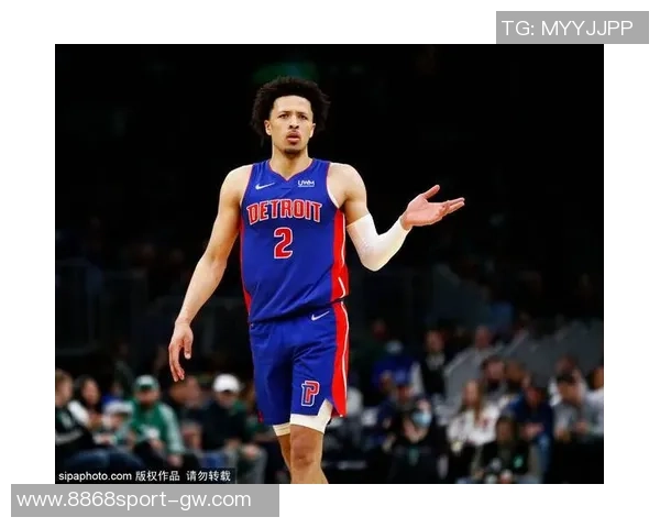 康宁汉姆赛后向小卡请教得分秘诀分享成功经验